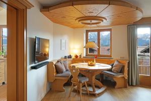 - une cuisine et une salle à manger avec une table et des chaises dans l'établissement Alpenkönig, à Bolsterlang