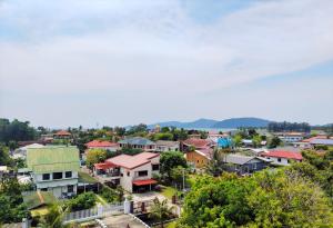 - une vue aérienne sur une ville avec des maisons dans l'établissement Megah D'aru Hotel, à Kota Kinabalu