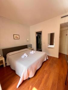 1 dormitorio con 1 cama con 2 toallas en Elle Cavour Guest House, en Roma