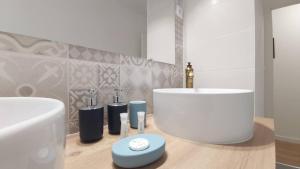 bagno con lavandino, vasca e lavandino di Groix a Lorient Altre 12 foto