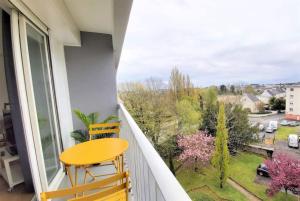 balcone con vista e tavolo e sedie gialli. di Groix a Lorient