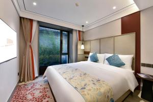 ein Schlafzimmer mit einem großen weißen Bett und einem Fenster in der Unterkunft Dongsi No 78 Boutique Apartment in Peking