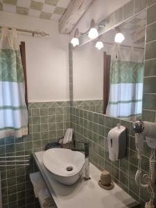 La salle de bains est pourvue d'un lavabo et de toilettes. dans l'établissement LU ANTU alloggi agrituristici, à Arzachena