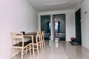 a dining room with a table and chairs at Amazing Grace Lodge in Kampong Kundassan