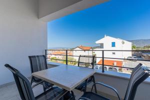 a table and chairs on a balcony with a view at SALVIA in Cres