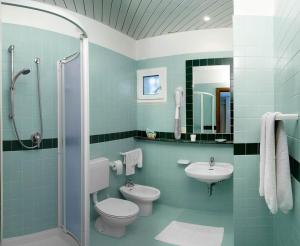 Een badkamer bij Hotel Trevi - Cattolica Family Resort
