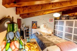 A bed or beds in a room at Apartament Cal Marinall