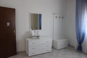 y baño con tocador blanco y espejo. en Casa Giulia, en Santa Giulia