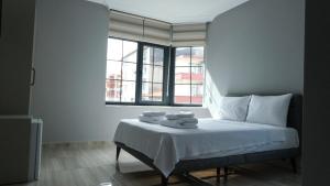 1 dormitorio con 1 cama con toallas en ÇALIŞKANLAR OTEL, en Canakkale