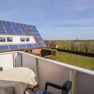une maison avec des panneaux solaires sur le toit dans l'établissement Fehmarn 17-5, à Fehmarn