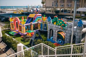 um parque infantil num resort com um comboio em Hotel Trevi - Cattolica Family Resort em Cattolica