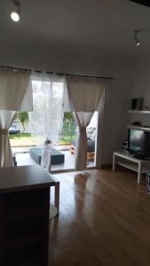 - un salon avec une grande fenêtre et des rideaux dans l'établissement Great holiday break flat, à El Médano