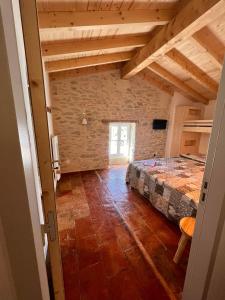 LE MOULIN DU VIVIER في Saint-Martin-Lalande: غرفة كبيرة بسرير وسقف خشبي