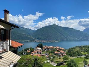 CremiaにあるHoliday Home Delo - Cremiaの湖と山の町並み +15枚の写真