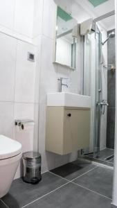 y baño con lavabo, ducha y aseo. en ÇALIŞKANLAR OTEL, en Canakkale