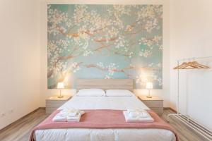 1 dormitorio con 1 cama grande y 2 toallas en Verdi 185 en Livorno