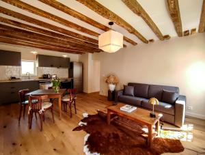 un salon avec un canapé et une table dans l'établissement Les Nids Perchés - Rue Sainte Croix, à Mortagne-au-Perche