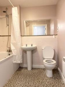 a bathroom with a toilet and a sink at BEST PRICE! Huge 1 bed Apartment, City Centre, Single Beds or Super King, Sofabed & FREE SECURE PARKING in Southampton