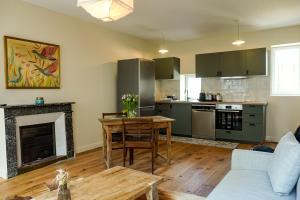 Il dispose d'une cuisine et d'un salon avec une table et une cheminée. dans l'établissement Les Nids Perchés - Rue Sainte Croix, à Mortagne-au-Perche 40 autres photos