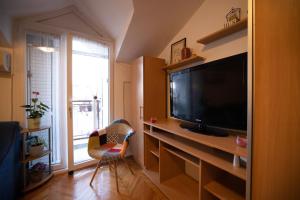 Cushy apartment close to city Centre tesisinde bir televizyon ve/veya eğlence merkezi