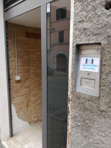 una porta per un edificio con un cartello sopra di Isi GuestHouse 29 a Jesi