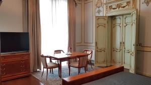 A television and/or entertainment centre at Hotel Grand'Italia