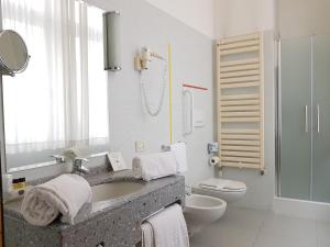 A bathroom at Hotel Grand'Italia