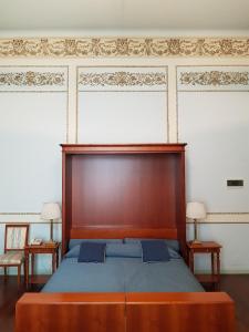 A bed or beds in a room at Hotel Grand'Italia