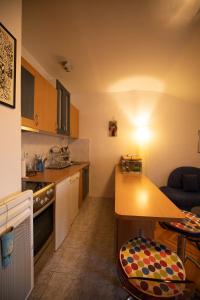 Cushy apartment close to city Centre tesisinde mutfak veya mini mutfak