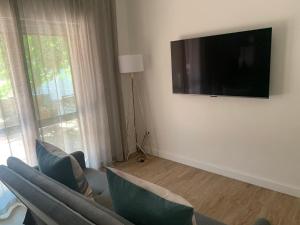 TV a/nebo společenská místnost v ubytování Lovely flat walking distance to Glentana beach + 6 fotografií