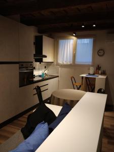 una pequeña cocina con mesa y encimera en Isi GuestHouse 29, en Iesi