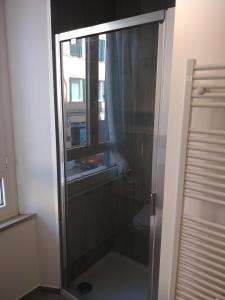 a shower with a window and a toilet in a bathroom at Isi GuestHouse 29 in Iesi