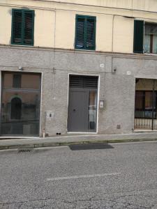 un edificio con una puerta al lado de una calle en Isi GuestHouse 29, en Iesi