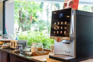 Příslušenství pro přípravu čaje a kávy v ubytování Nonthaburi Palace Hotel