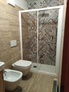 łazienka z prysznicem, toaletą i umywalką w obiekcie Casetta dei Cuori - Alpine Style Cozy Apartment w mieście Folgarida +37 zdjęć