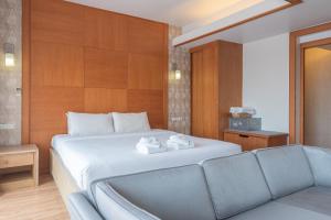Postel nebo postele na pokoji v ubytování Nonthaburi Palace Hotel