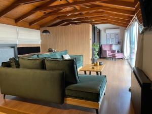 uma sala de estar com um sofá e uma mesa em Apollon Loft em Chalkida