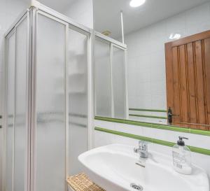 biała łazienka z umywalką i prysznicem w obiekcie Blue Charme w mieście La Herradura
