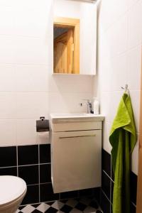 Koupelna v ubytování HOT ERNESTINES 7-2 RIGA Enjoy the feel of home and history!