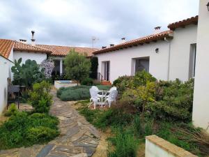 En trädgård utanför Casa Rural El Nidal
