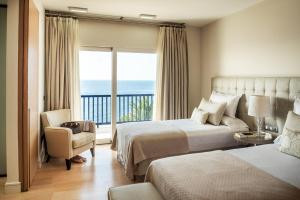 1 dormitorio con 2 camas y balcón con vistas al océano en SERENITY by Buenavilla, en Puerto Calero 31 fotos más