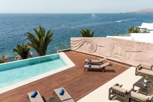 Una villa con piscina y vistas al mar. en SERENITY by Buenavilla, en Puerto Calero