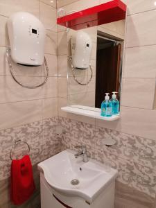 a bathroom with a sink and a mirror at Апартамент ФЕЯ - топ център, безплатно паркомясто in Gabrovo +23 photos