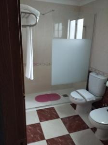 een badkamer met een toilet en een wastafel bij Maria Guerrero Cala Pinchosos in Cabo de Palos