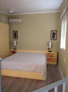 ein Schlafzimmer mit einem Bett und zwei Nachttischen in der Unterkunft Maria Guerrero Cala el Pato in Cabo de Palos