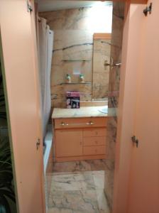 La salle de bains est pourvue d'un lavabo et d'un miroir. dans l'établissement Maria Guerrero Cala el Pato, à Cap de Palos