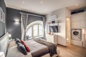 Łóżko lub łóżka w pokoju w obiekcie Colosseum Royal Apartment