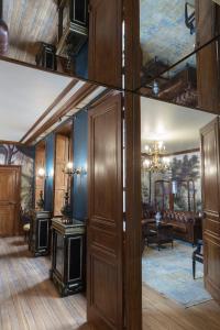 una sala de estar con paredes azules y puertas de madera. en Hôtel de Colbert, en Aubusson