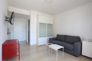 salon z kanapą i stołem w obiekcie Affittacamere Aria Di Mare w mieście Paestum +8 zdjęć