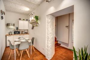 Kuchnia lub aneks kuchenny w obiekcie Colosseum Royal Apartment
